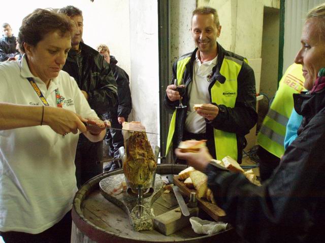 .... che fatica ...dar da mangiare ai motocisclisti